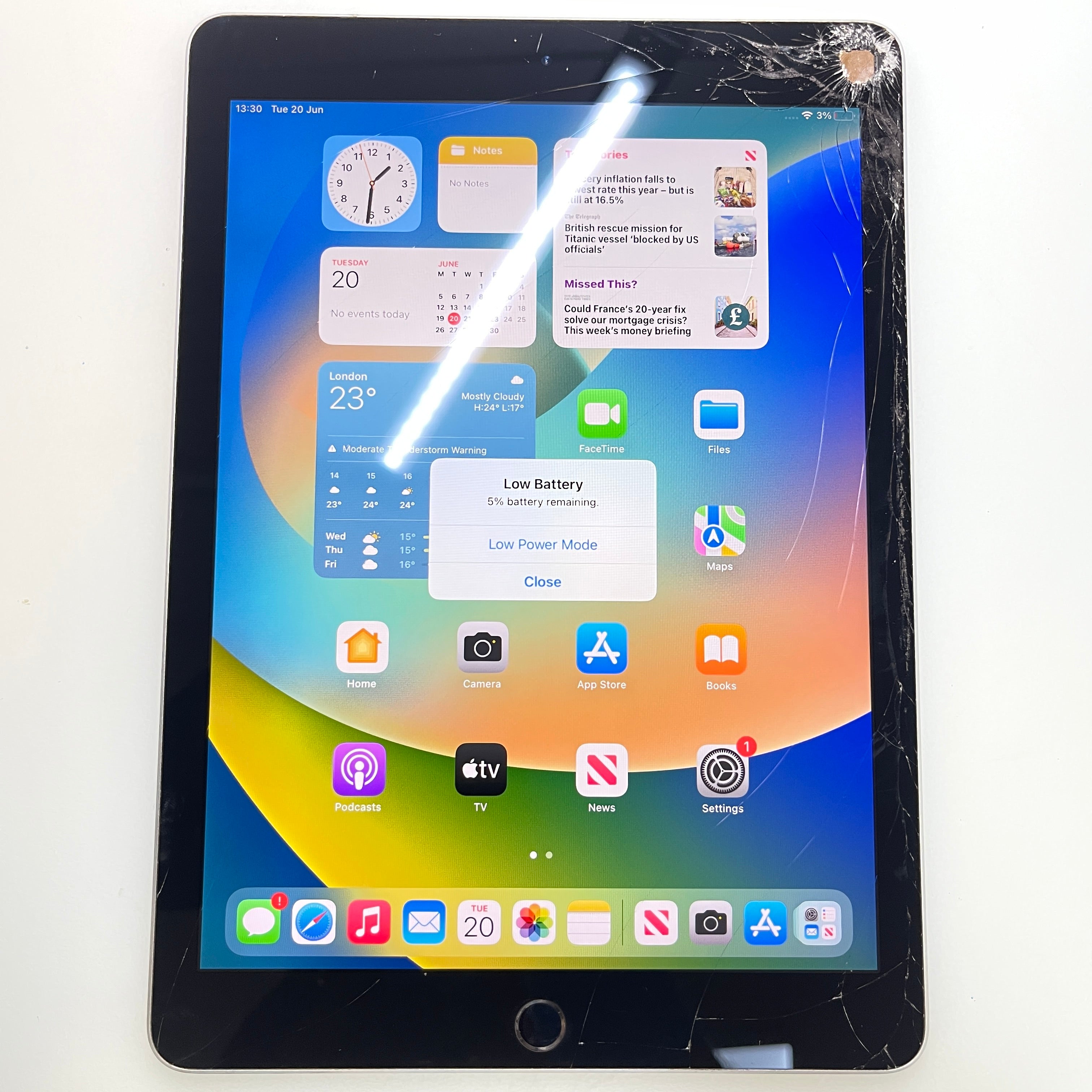 Apple iPad Pro 9.7" 128GB Space Grey Wi-Fi Unlocked (READ DESCRIPTION) REF#60546A
